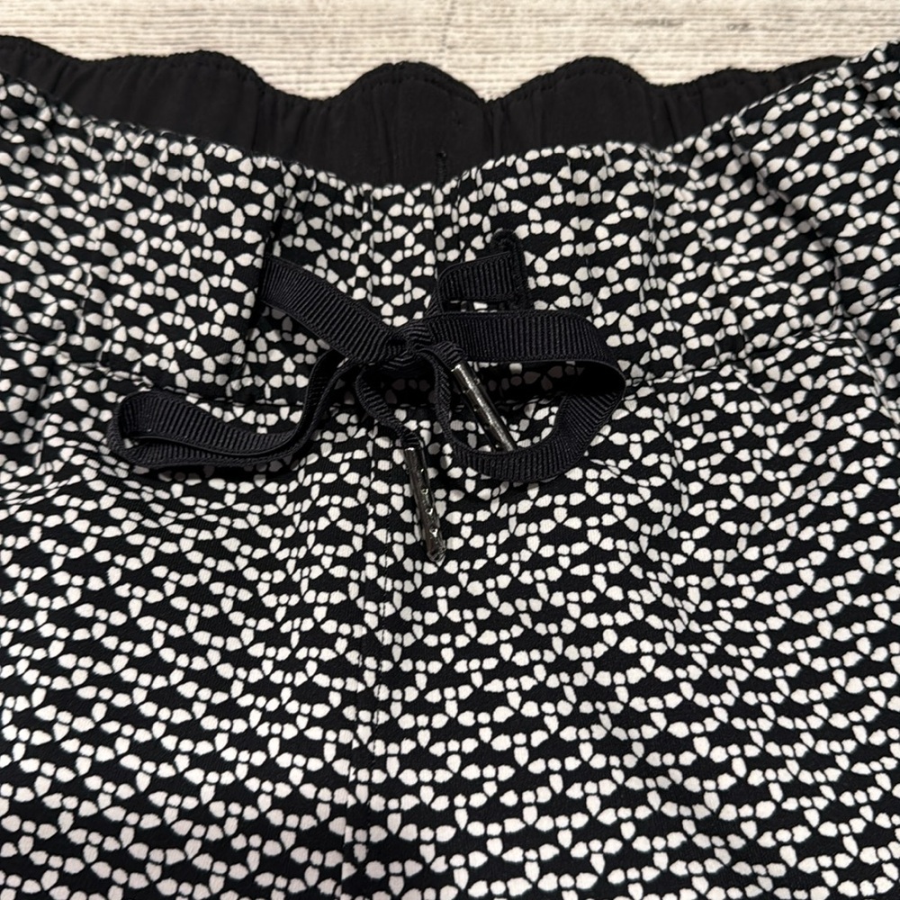 🍋Women’s Lululemon On The Fly Short 2.5” size 4 monochromatic black🍋 - Picture 3 of 16